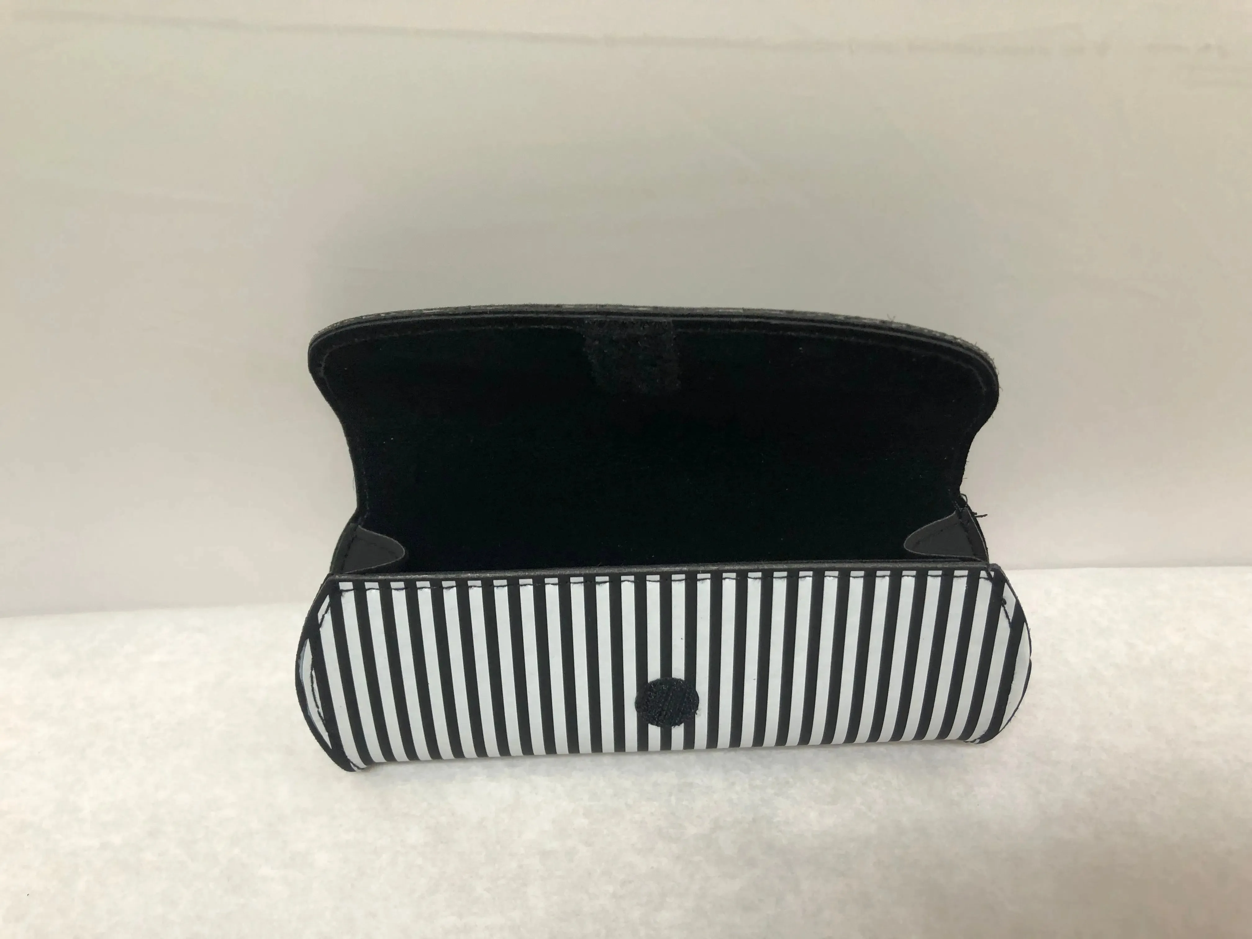 Elle Black and White Stripes Optical Eyeglasses Soft Case | KMOPT-69