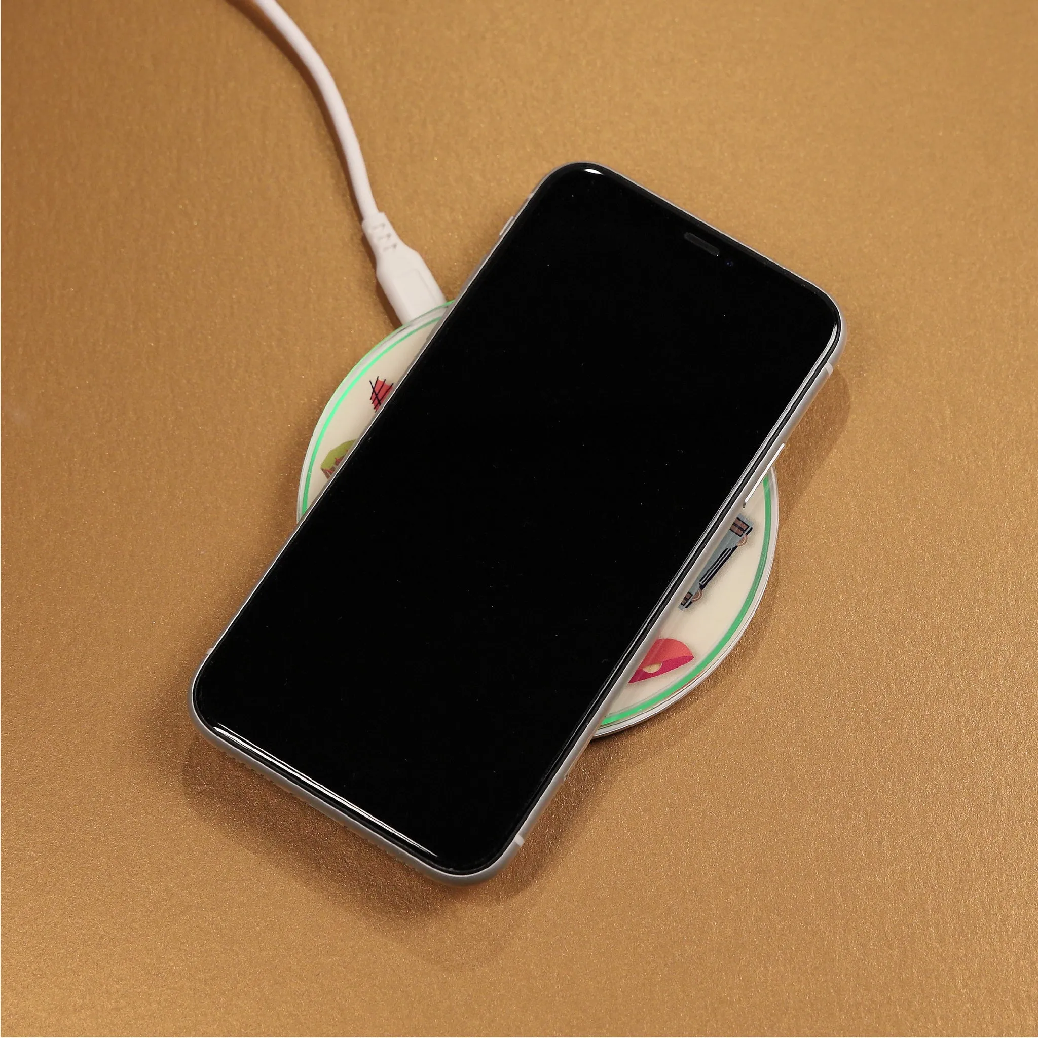 Hong Kong Nostalgia Wireless Charger By FingerART